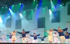 Des danseurs juifs sur la scène du festival Carmel de 2013 au Brésil, l'un des plus grands festivals de danse folklorique israélienne (Crédit : capture d'écran YouTube)