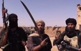 Des combattants de l'Etat islamique dans une vidéo produite par le groupe (Crédit : capture d'écran YouTube/VICE News)