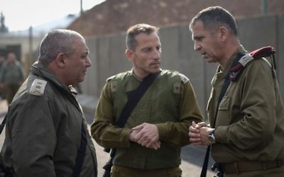 Le chef d'état-major de Tsahal Gadi Eizenkot, à gauche, parle avec le commandant de la Division de la Galilée Amir Baram et le commandant de la région nord Aviv Kochavi, lors d'une visite à la frontière nord d'Israël le 30 décembre 2015  (Crédit : Porte-parole de Tsahal)