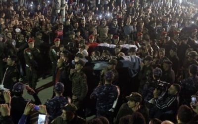 Les forces de sécurité de l'AP portent à Hébron les corps de deux des cinq terroristes Palestiniens restitués par Israël le 30 octobre 2015. Ils ont été tués dans des attaques au couteau contre des Israéliens (Crédit : Hazem Bader/ AFP)
