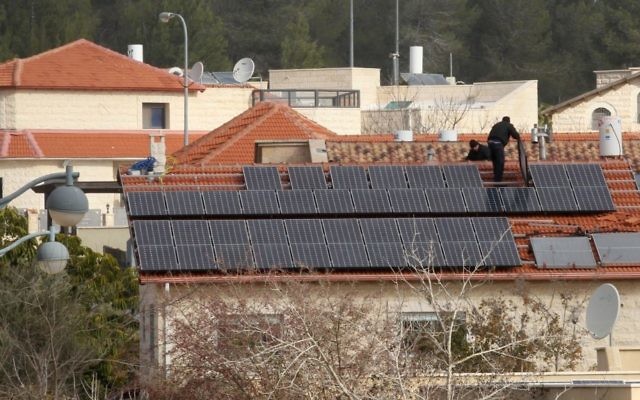 Une maison de Tzur Hadassah avec un système d'énergie solaire photovoltaïque installé sur le toit (Crédit : Nati Shohat / Flash90) Une maison de Tzur Hadassah avec un système d'énergie solaire photovoltaïque installé sur le toit (Crédit : Nati Shohat / Flash90)
