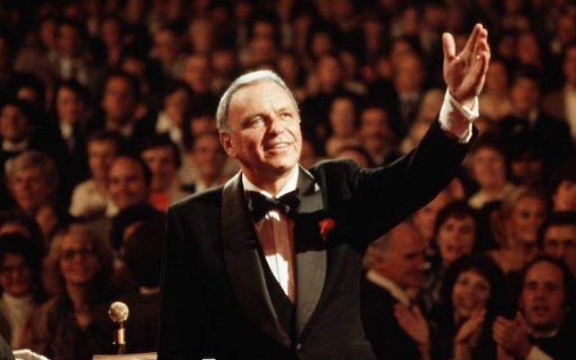 Frank Sinatra au Royal Albert Hall de Londres, le 1er septembre 1980. (Crédit : David Redfern / Redferns / Getty Images via JTA)