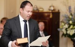 Josh Frydenberg, député australien prête serment au nouveau gouvernement Turnbull à Canberra, en Australie, le 21 septembre, 2015. (Crédit : Stefan Postles / Getty Images / Pool via AP)