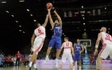 Le joueur israélien de basket-ball Gal Mekel (au centre) prend un coup pendant le match du Groupe A de qualification  entre la Pologne et Israël à l'EuroBasket 2015 à Montpellier le 9 septembre 2015 (Sylvain Thomas/ AFP )