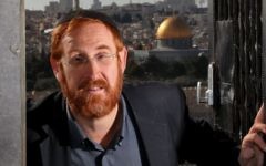 Yehuda Glick devant une image du mont du Temple (Crédit photo: Yossi Zamir / Flash90)