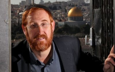 Yehuda Glick devant une image du mont du Temple (Crédit photo: Yossi Zamir / Flash90)