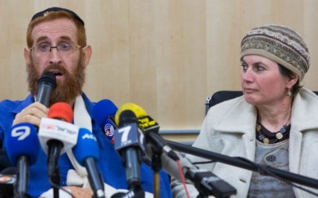 Yehuda Glick et son épouse lors d'une conférence de presse à l'hôpital Shaare Zedek de Jérusalem, le 24 novembre 2014. (Crédit : Yonatan Sindel/Flash90)