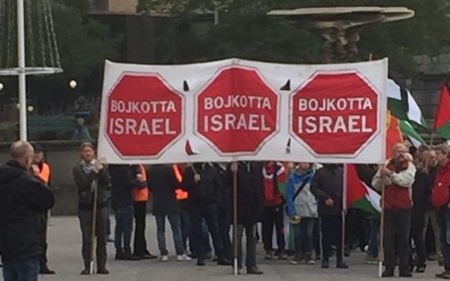Un manifestation pro-palestinienne et  anti-Israël à Göteborg, en Suède en 2015. Les panneaux disent en suédois 'Boycott Israël'. (Crédit : Marianne Pleen Schreiber)