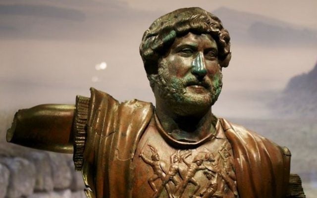 Une statue de bronze de l'empereur romain Hadrien retrouvée à Tel Shalem, dans le nord d'Israël, à l'exposition du musée d'Israël qui a ouvert le 22 décembre 2015. (Crédit : Moti Tufeld)
