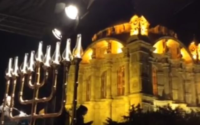 Une ménorah à Istanbul le 13 décembre 2015 (Crédit : capture d'écran YouTube)