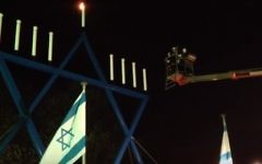 Le rabbin néerlandais Binyomin Jacobs allume une menorah géante à Maastricht, aux Pays-Bas, en 2013 (Crédit : capture d'écran YouTube)