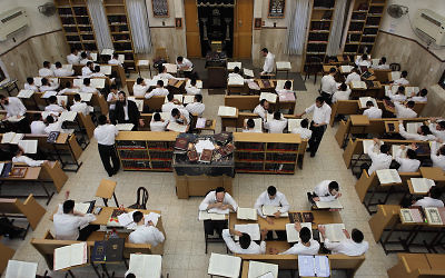 Pour les hommes haredim, l'étude de la Torah est l'occupation la plus glorifié (Crédit photo: Yaakov Naumi / Flash90)