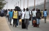 Des migrants clandestins africains après leur libération du centre de détention de Holot, dans le désert du Néguev en Israël, le 25 août 2015. (Crédit : Menahem Kahana/AFP)