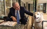 Le Premier ministre Benjamin Netanyahu avec sa chienne Kaia  à la résidence du Premier ministre à Jérusalem. (Facebook)
