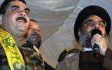 Le dirigeant libanais du Hezbollah, Hassan Nasrallah (droite) aux côtés de Samir Kuntar (gauche), à Beyrouth, le 16 juillet 2008. (Crédit : Mussa al-Husseini/AFP)