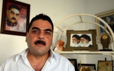 Samir Kuntar lors d'une interview dans les environs de Beyrouth, le 22 octobre 2008. A l'arrière-plan, un portrait du guide suprême iranien, l'ayatollah Ali Khamenei (Crédit : Joseph Barrak / AFP)