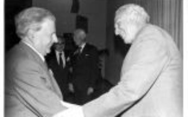 Emmanuel Levinas avec Ephraïm Katzir, président de l'Etat d'Israël (Autorisation: Simone Hansel)