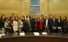 Le président de l'Agence Juive Natan Sharansky et un des co-présidents du lobby parlementaire pour le renforcement du peuple juif Dr Nachman Shai posent  le 22 décembre 2015 à la Knesset avec des députés et d'anciens soldats seuls qui ont participé au Programme Wings de l'Agence Juive (Crédit photo: Raz Levi/ Autorisation)