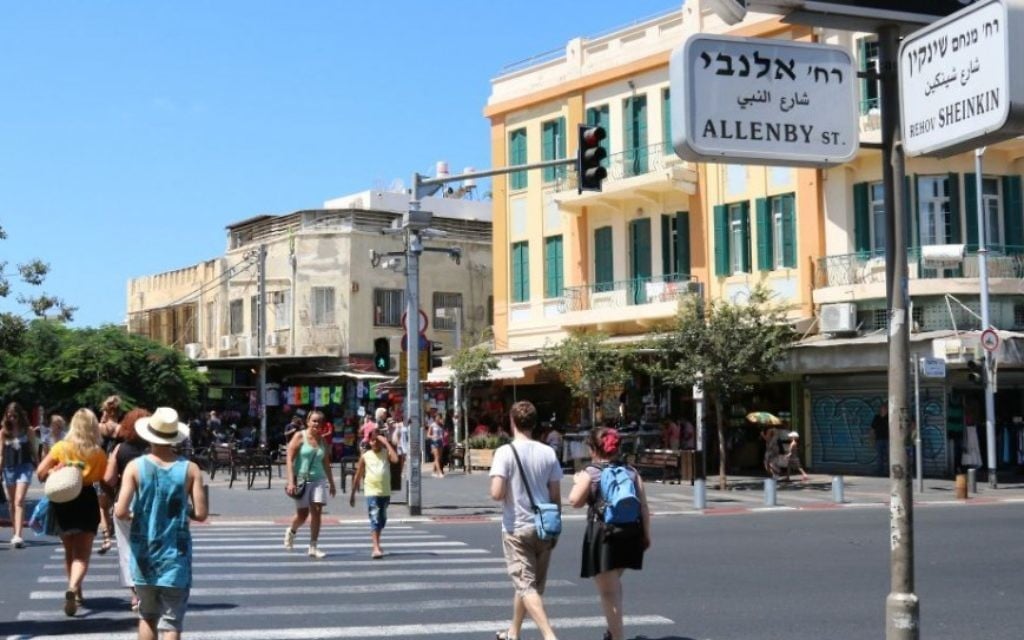 L'intersection à six croisement de la rue Magen David Square, Tel Aviv (Crédit : Shmuel Bar-Am)