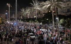 Des manifestants de gauche défilent à Tel Aviv pour protester contre "l'incitation de la droite", le 19 décembre 2015 (Crédit photo: Tomer Neuberg / Flash90)