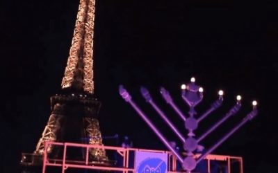 Cérémonie d'allumage de la menorah devant la Tour Eiffel en 2013 (Capture d'écran YouTube )