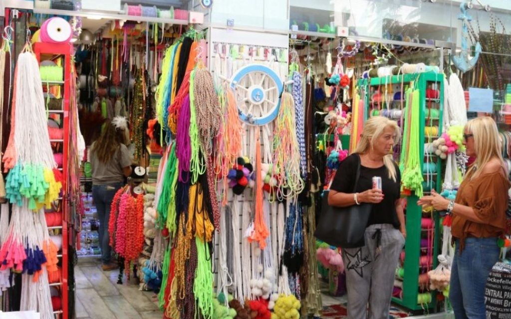 Faire les magsins sur Nahalat Binyamin, Tel Aviv (Crédit : Shmuel Bar-Am)