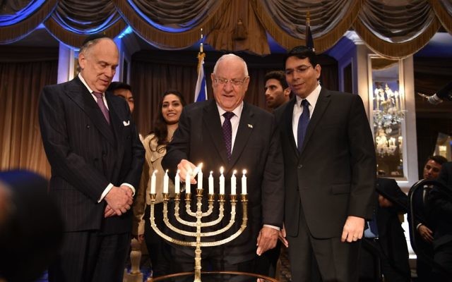 M. Lauder, le président Rivlin, et l'ambassadeur Danon allument les bougies de Hanoukka. (Crédit: Bryan Bedder/Getty images pour Ronald S. Lauder)