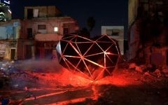 L'installation "Careless Hearts" pendant le festival "Night Light" autour de la gare routière centrale de Tel Aviv (Crédit : autorisation Kfir Sivan/Tel Aviv Municipality)
