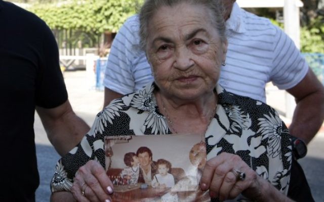 Nina Keren, 82 ans, la mère de Danny Haran et la grand-mère d'Einat - qui ont été assassinés par Samir Kuntar qui a fait irruption dans leur maison à Nahariya en 1982 et leur a tiré dessus- tient une photo de son fils et de sa petite-fille, le 15 juillet 2008 (Crédit photo: Kobi Gideon / Flash90) Nina Keren, 82 ans, la mère de Danny Haran et la grand-mère d'Einat - qui ont été assassinés par Samir Kuntar qui a fait irruption dans leur maison à Nahariya en 1982 et leur a tiré dessus- tient une photo de son fils et de sa petite-fille, le 15 juillet 2008 (Crédit photo: Kobi Gideon / Flash90)