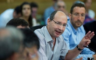 Le président du syndicat Histadrout, Avi Nissenkorn, (au centre) s'adressant à la Knesset le 30 août 2015 (Crédit : Yonatan Sindel / Flash90)