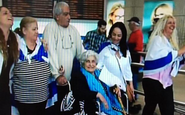 Rachel Elkayam avec sa famille à l'aéroport Ben Gourion, Décembre 2015 (Capture d'écran Deuxième chaîne)
