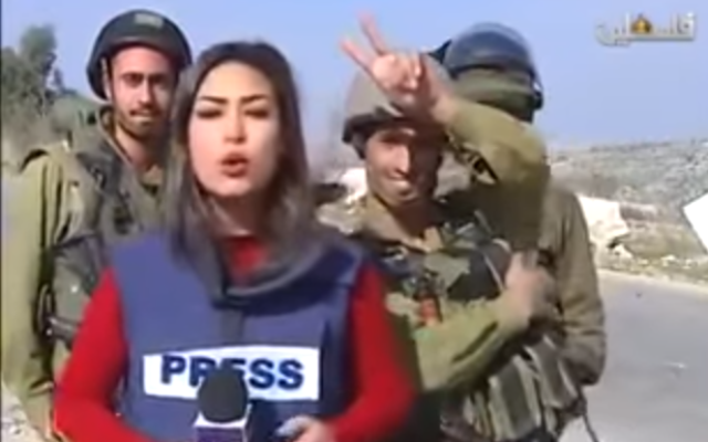 Des soldats israéliens perturbent le reportage en direct de la journaliste palestinienne Sara Al-Azra, le 14 décembre 2015. (Crédit : capture d'écran YouTube) Des soldats israéliens perturbent le reportage en direct de la journaliste palestinienne Sara Al-Azra, le 14 décembre 2015. (Crédit : capture d'écran YouTube)