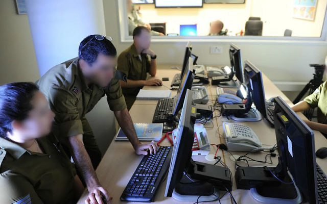 Roim Rachok aide les personnes autistes à intégrer l'armée israélienne et leur permet de servir à des positions clés (Crédit : Autorisation de l'armée israélienne) Roim Rachok aide les personnes autistes à intégrer l'armée israélienne et leur permet de servir à des positions clés (Crédit : Autorisation de l'armée israélienne)