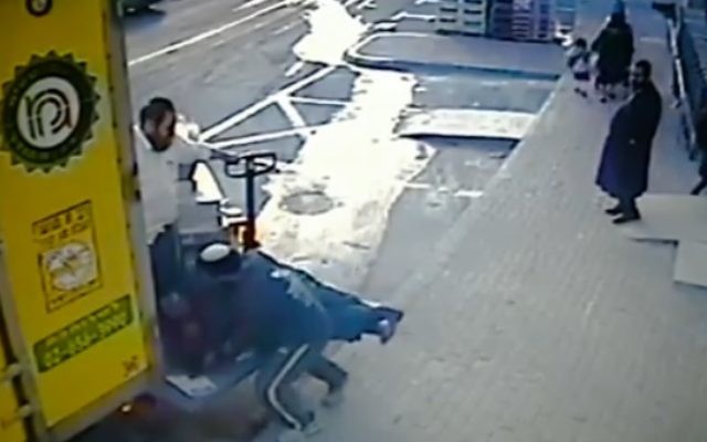 Une capture d'écran d'une vidéo montrant le propriétaire israélien d'un supermarché attaquer son employé arabe (Crédit : Capture d'écran Walla) Une capture d'écran d'une vidéo montrant le propriétaire israélien d'un supermarché attaquer son employé arabe (Crédit : Capture d'écran Walla)