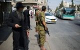 Des soldats israéliens montent la garde à un arrêt d'autobus dans le quartier ultra-orthodoxe de Mea Shearim à Jérusalem le 19 octobre 2015 (Crédit photo: Yonatan Sindel / Flash90)