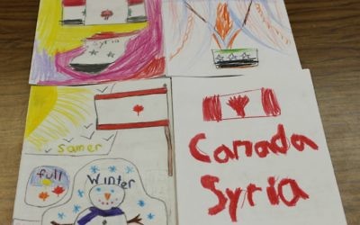 Des cartes pour accueillir les réfugiés syriens créées par les écoliers de l'école juive Paul Penna Downtown de Toronto, décembre 2015. (Crédit : courtoisie)