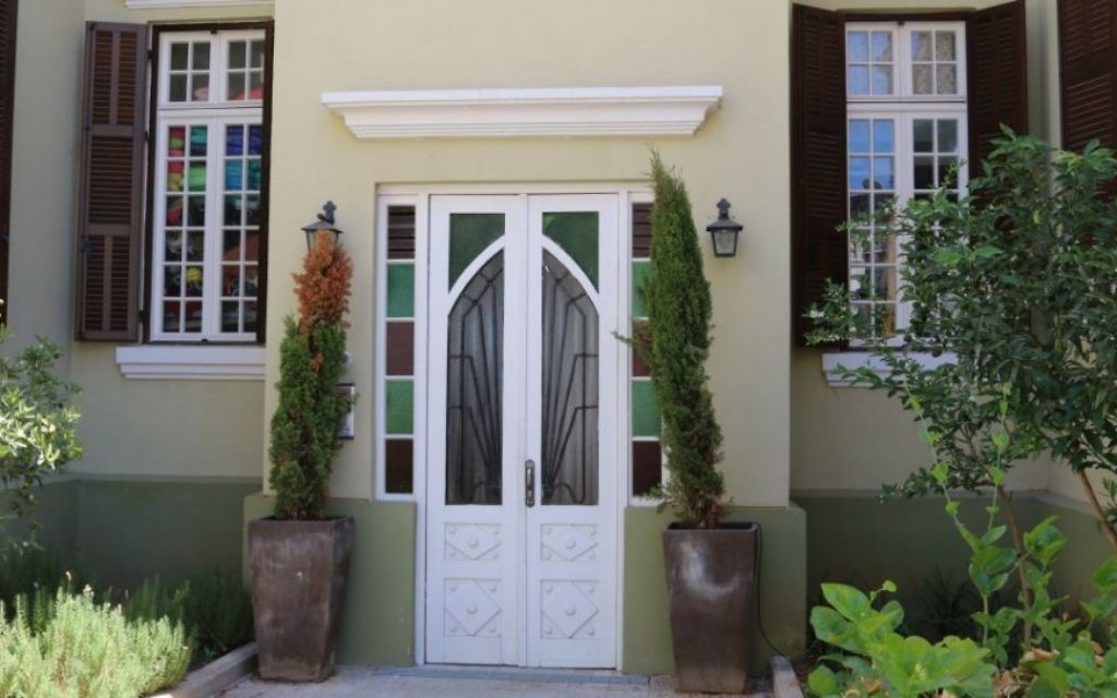 L'entrée du Palm Tree House, Nahalat Binyamin (Crédit : Shmuel Bar-Am).