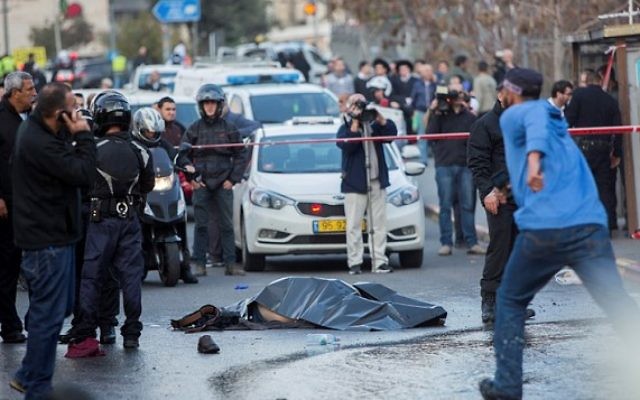 Le corps du terroriste palestinien qui a été abattu par des agents de sécurité israéliens lors d'un attentat à l'entrée de Jérusalem, le 14 décembre 2015, où 14 personnes, dont un bébé, ont été blessées (Crédit photo: Yonatan Sindel / Flash90) Le corps du terroriste palestinien qui a été abattu par des agents de sécurité israéliens lors d'un attentat à l'entrée de Jérusalem, le 14 décembre 2015, où 14 personnes, dont un bébé, ont été blessées (Crédit photo: Yonatan Sindel / Flash90)