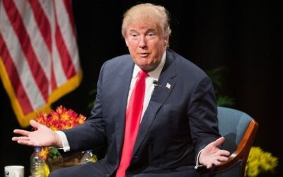 Des critiques de mode ont conseillé à Trump de porter des costumes plus ajustés. (Crédit photo: Scott Olson / Getty Images / AFP)
