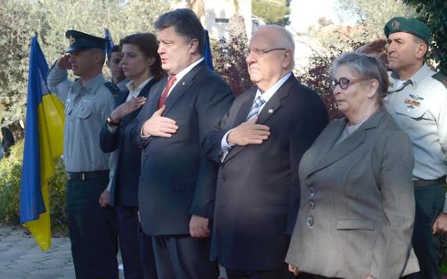 Le président ukrainien Petro Porochenko et Reuven Rivlin et Nechama Rivlin -  le 22 décembre 2015 à Jérusalem (Crédit : Mark Neyman/GPO)