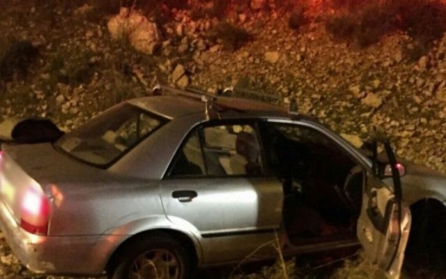 Une voiture qui a percuté le côté de la route après avoir avoir été la cible de tirs à proximité de l'implantation d'Avnei Hefetz en Cisjordanie le 9 décembre 2015. (PhotoL Magen David Adom)