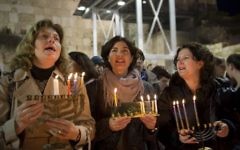 Anat Hoffman, à gauche, présidente des Femmes du Mur, avec les députées du Meretz Tamar Zandberg, au centre, et Michal Rozin, pendant une cérémonie privée d'allumage de bougies au 3e soir de Hanoukka, au mur Occidental, dans la Vieille Ville de Jérusalem , le 18 décembre 2014. (Crédit : Danielle Shitrit/Flash90)
