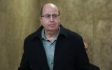 Le ministre de la Défense Moshé Yaalon arrive à la réunion hebdomadaire du cabinet, au bureau du Premier ministre à Jérusalem, le 13 décembre 2015. (Crédit : Yonatan Sindel/Flash90)