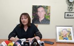 Zehava Shaul, la mère d'Oron Shaul, pendant une conférence de presse chez elle à Poria Illit, le 13 décembre 2015 (Crédit photo : Basel Awidat/Flash90)