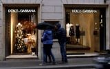 Des gens devant une vitrine Dolce e Gabbana dans le centre de la Via Condotti de Rome le 8 janvier 2016.
(Crédit : AFP / FILIPPO MONTEFORTE)