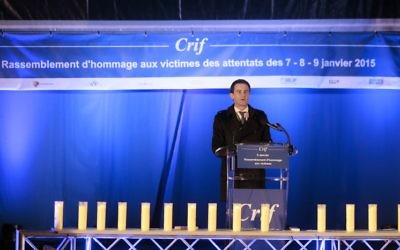 Le Premier ministre français Manuel Valls prononce un discours le 9 janvier 2016 près de l'Hyper Cacher, lors d'une cérémonie organisée par le Conseil des institutions juives de France (Conseil représentatif des institutions juives de France) CRIF pour rendre hommage aux victimes de l'attaque sur le supermarché le 9 Janvier 2015.
(Crédit : AFP / POOL / JACQUES DEMARTHON)