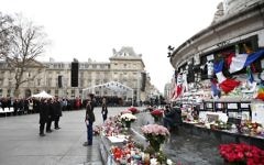 (De g à d) La maire de Paris Anne Hidalgo, le président français François Hollande et le Premier ministre français Manuel Valls participent à un rassemblement du souvenir sur la Place de la République, le 10 Janvier 2016 pour commémorer les victimes du terrorisme de cette sanglante année 2015 (Crédit : YOAN VALAT / POOL / AFP)