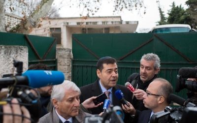 Le président du Consistoire de Marseille Zvi Ammar (au centre) s'exprime devant les journalistes devant l'école juive 'La Source' de Marseille, le 11 janvier 2016, après l'attaque d'un enseignant juif par un adolescent armé d'une machette. (Crédit : AFP/Bertrand Langlois)