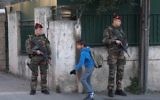 Des soldats français armés devant l'entrée de l'école juive  'La Source' à Marseille, le 12 janvier 2016. (Crédit : Boris Horvat/AFP)