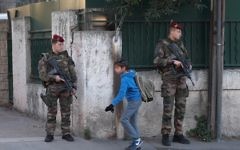 Des soldats français armés devant l'entrée de l'école juive  'La Source' à Marseille, le 12 janvier 2016. (Crédit : Boris Horvat/AFP)